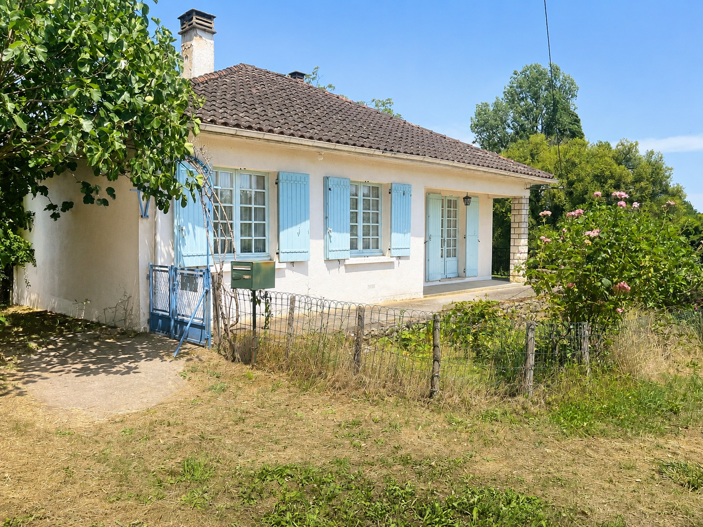 Maison familiale de 95 m2 avec dépendances   Buisson-de-Cado